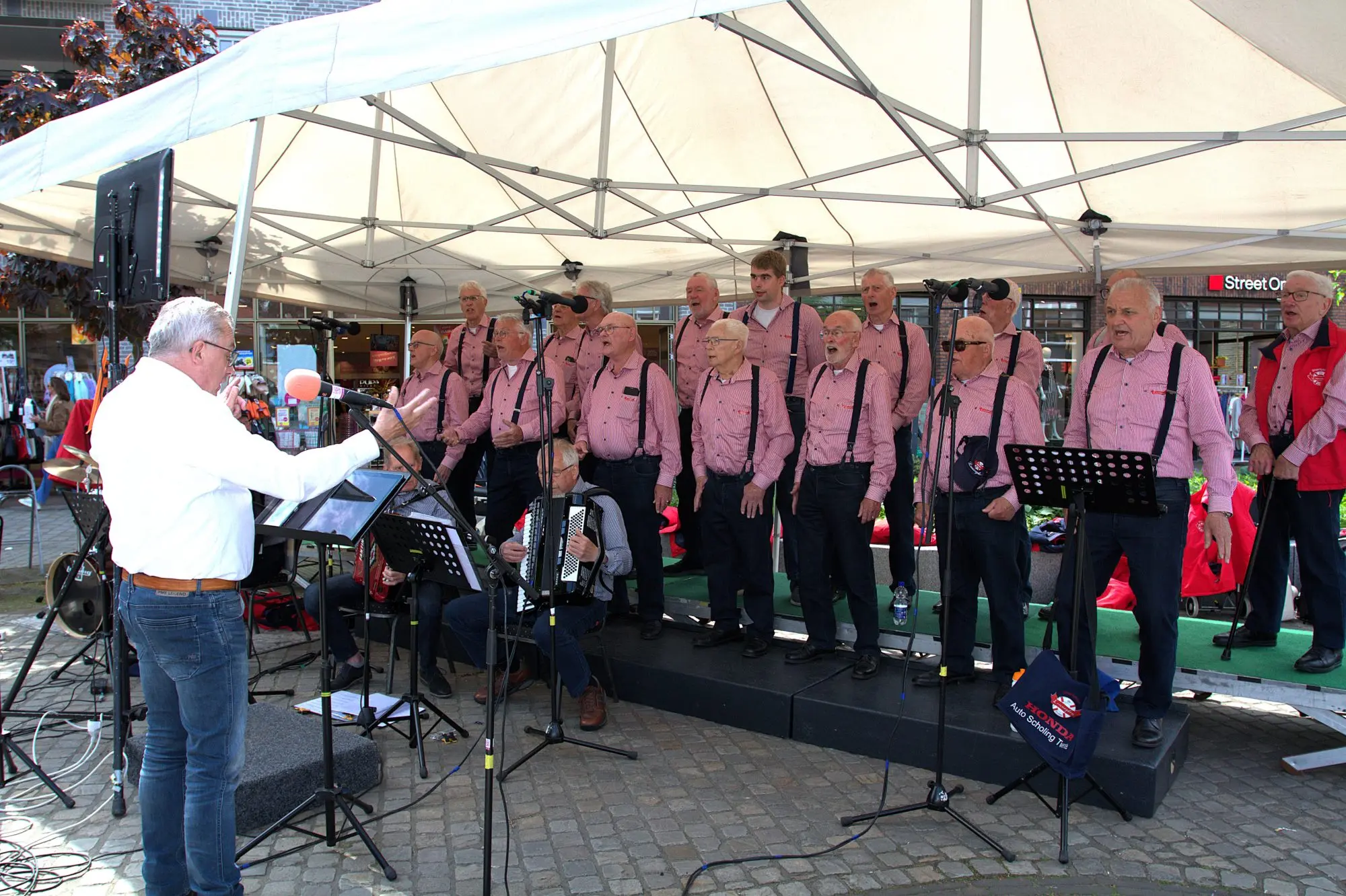 Muziekfeest op het plein in Rijssen, foto 1