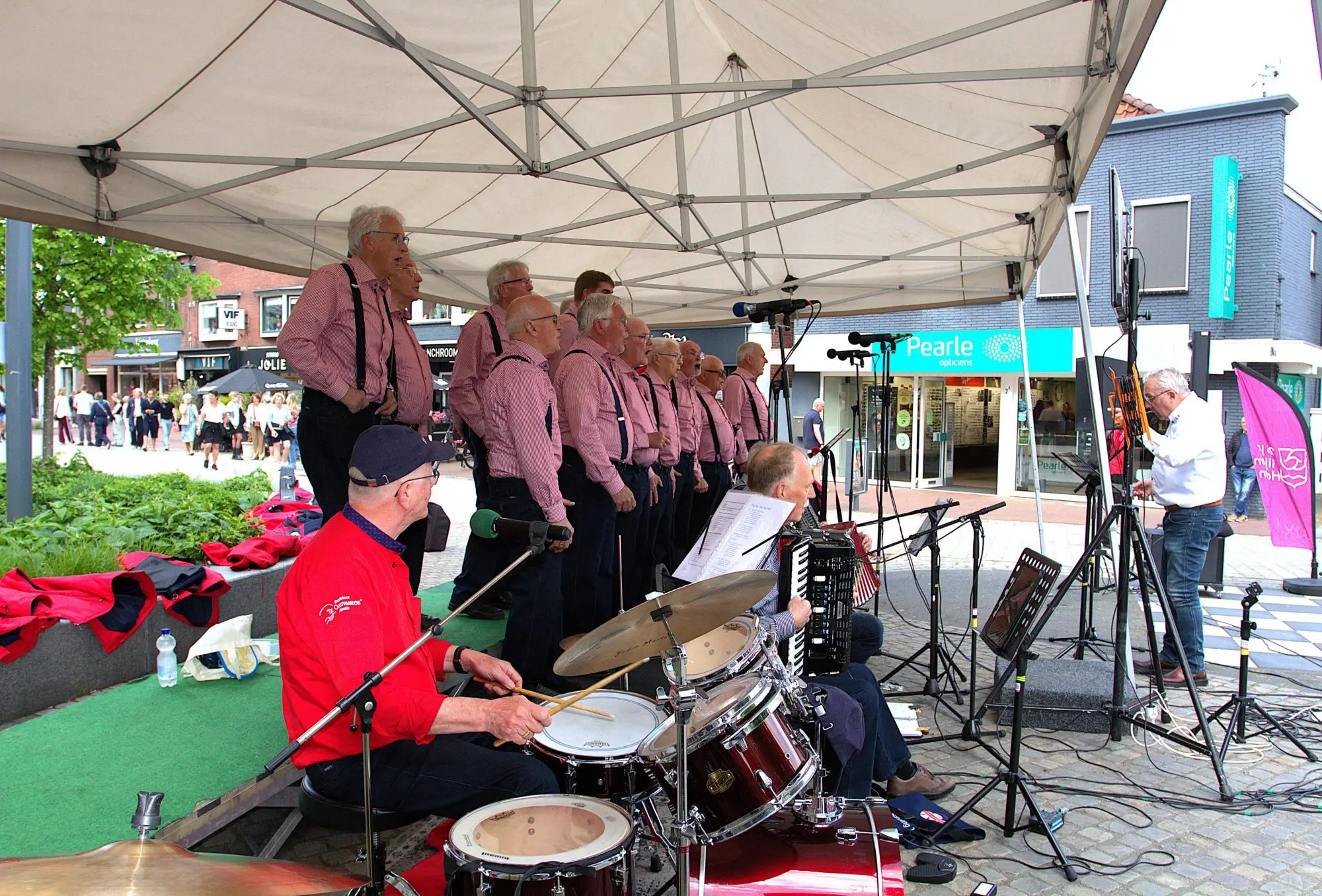 Muziekfeest op het plein in Rijssen, foto 2