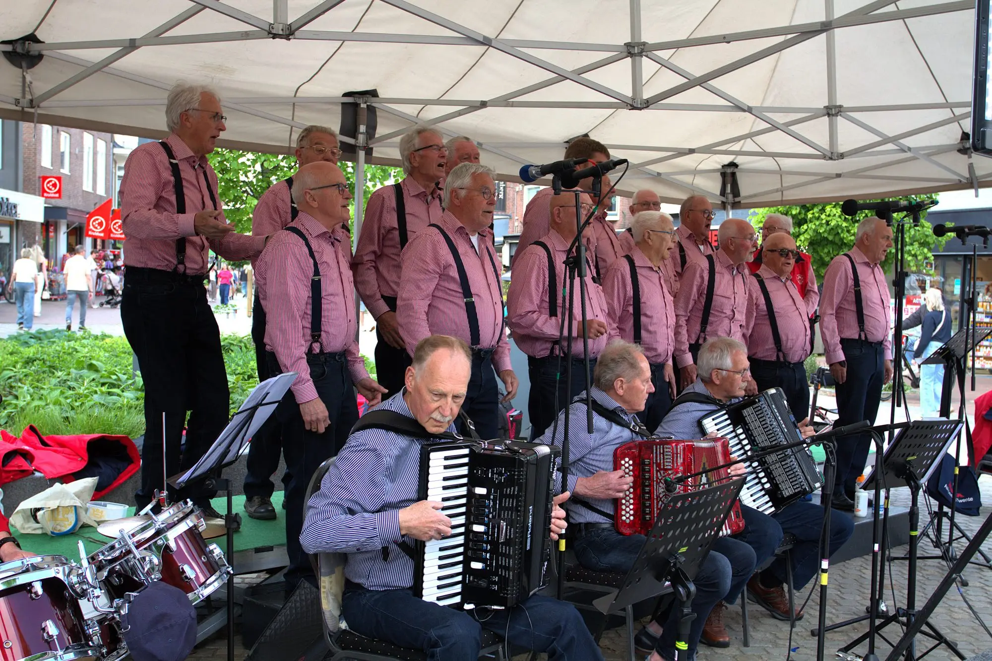 Muziekfeest op het plein in Rijssen, foto 3